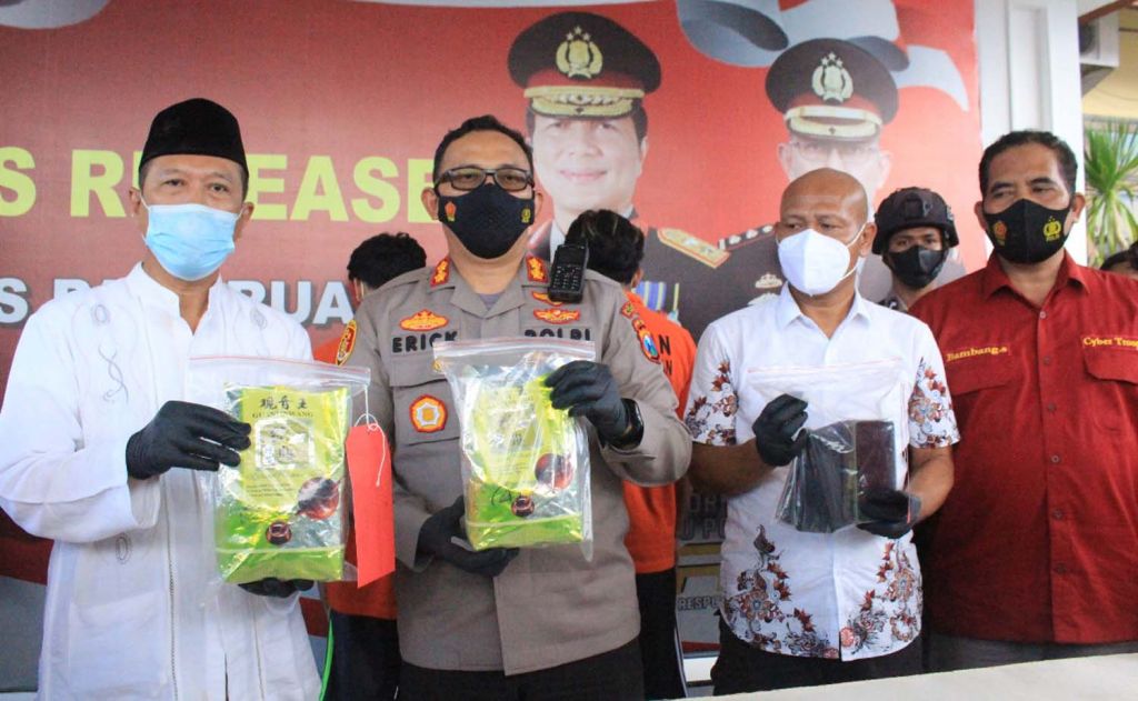 Barang bukti 2 kg sabu dan dua kurir yang ditangkap dipamerkan di Mapolres Pasuruan