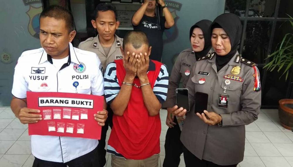 Iwan (menutup wajah), pengedar narkoba Terminal Bungurasih diamankan di Mapolrestabes Surabaya 