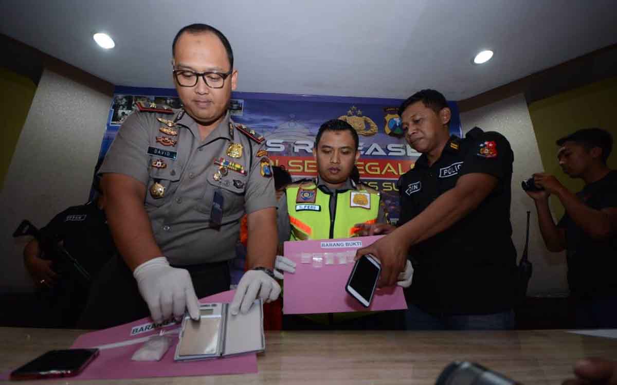 Kompol David menunjukkan barang bukti narkoba yang dikendalikan bandar di dua Lapas di Jawa Timur