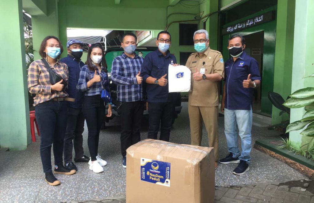 Partai NasDem saat memberikan bantuan ke RSUD dr Mohammad Saleh Kota Probolinggo