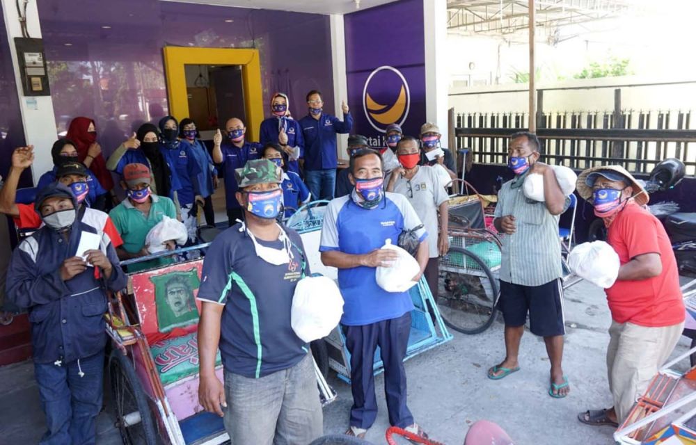 NasDem Surabaya berbagi 1000 paket sembako untuk warga terdampak Covid-19