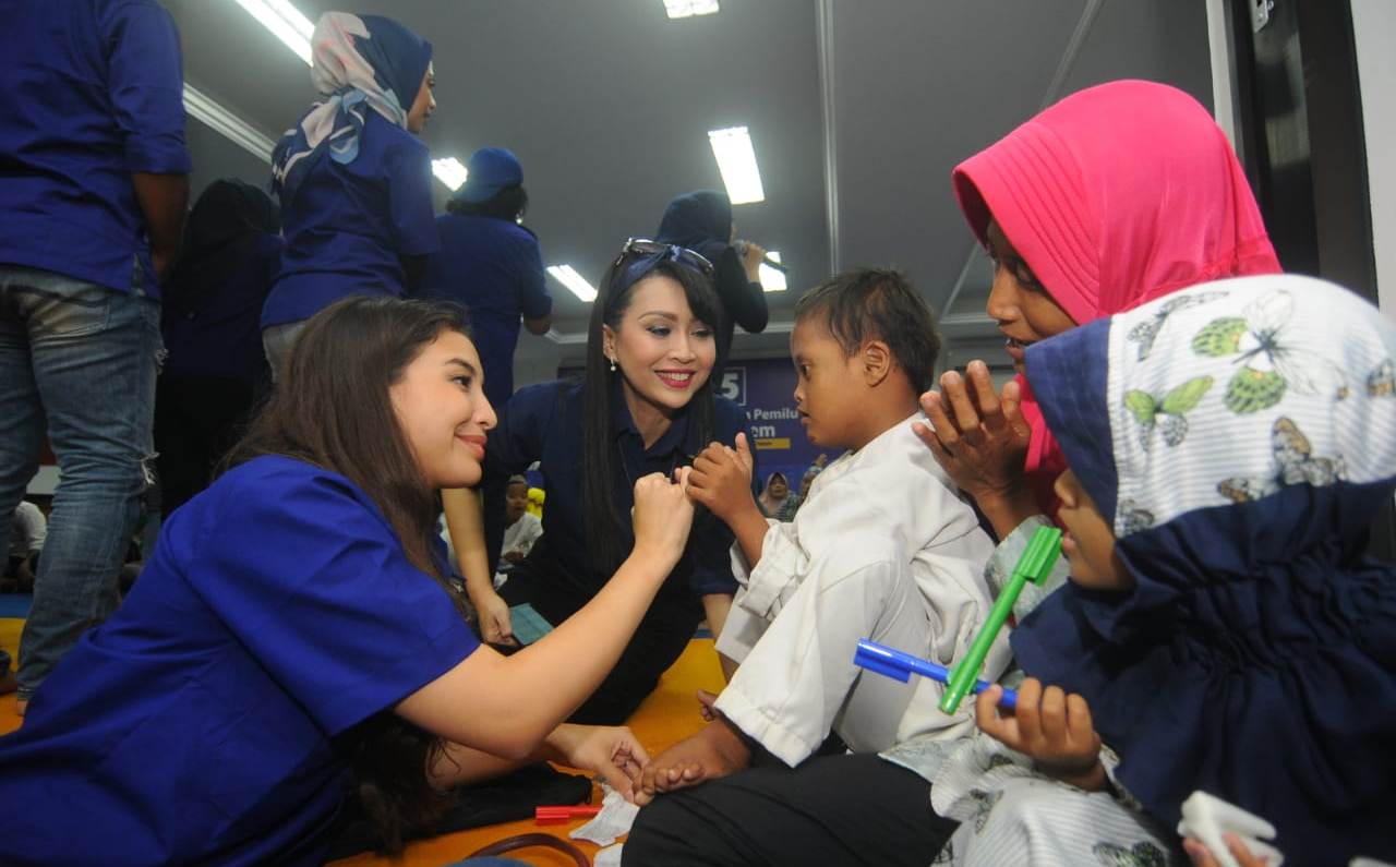Para artis Caleg NasDem saat menghibur anak-anak yatim di Kantor Bappilu, Jalan Arjuno, Surabaya