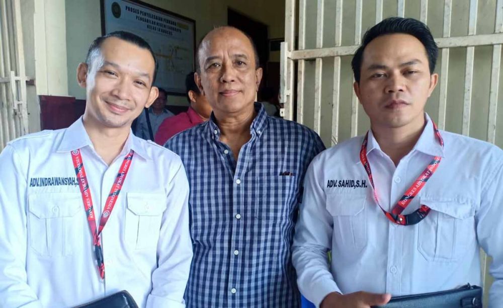 Anugrah Yudo Wijtaksono (tengah) nasabah Bank Prima yang kehilangan uang Rp 5 miliar dan dua kuasa hukumnya