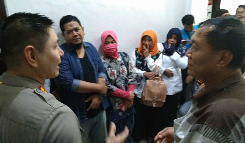 Puluhan nasabah koperasi saat melapor di Mapolres Probolinggo Kota