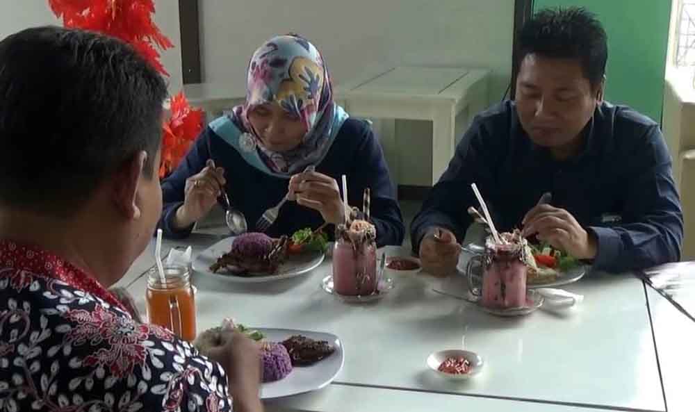 Masyarakat nikmati nasi ungu