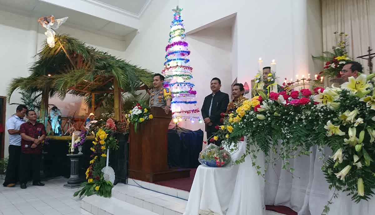 Kapolres Mojokerto, AKBP Setyo Koes Heriyatno saat menyapa jemaat