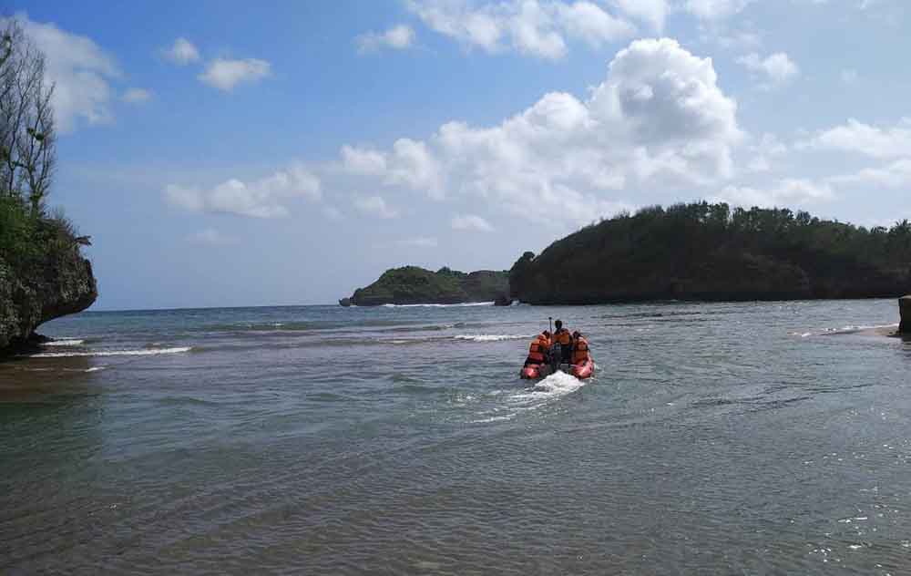 Petugas melakukan evakuasi jasad nelayan yang ditemukan tewas di Pacitan