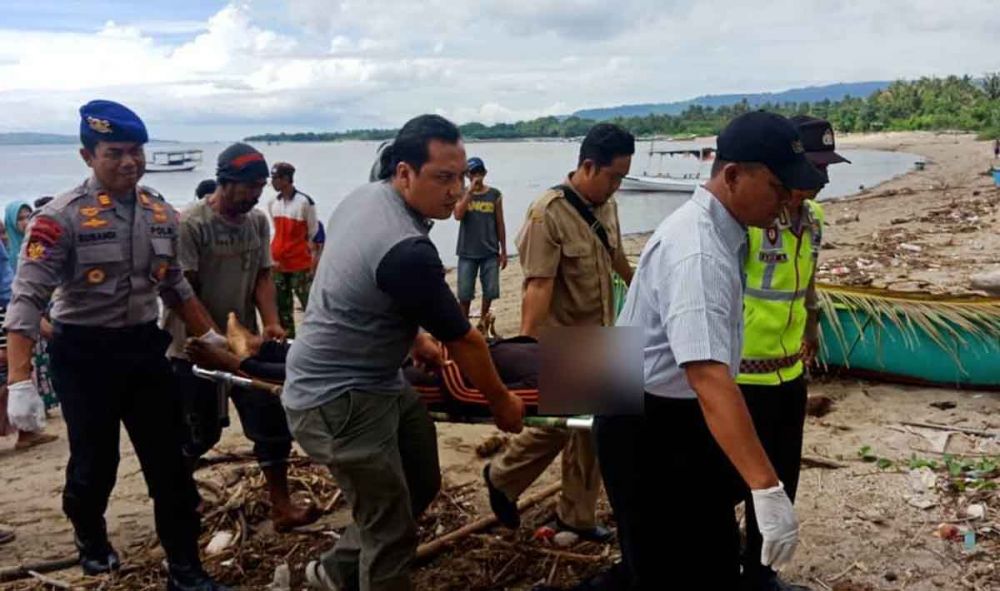 Evakuasi jasad nelayan yang tewas di Pulau Tabuhan Banyuwangi