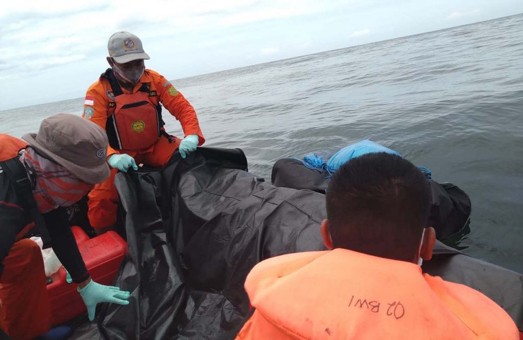 Tim Basarnas mengevakuasi jenazah nelayan Banyuwangi yang dilaporkan hilang