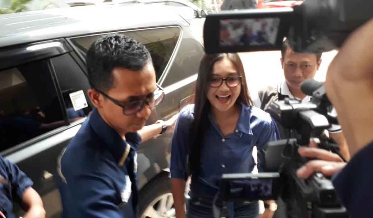 Nella Kharisma saat tiba di Mapolda Jatim