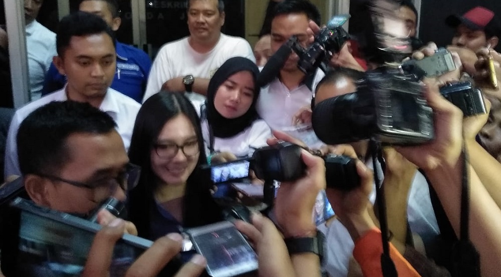 Nella Kharisma usai diperiksa Polda Jatim memberikan pernyataan kepada wartawan.