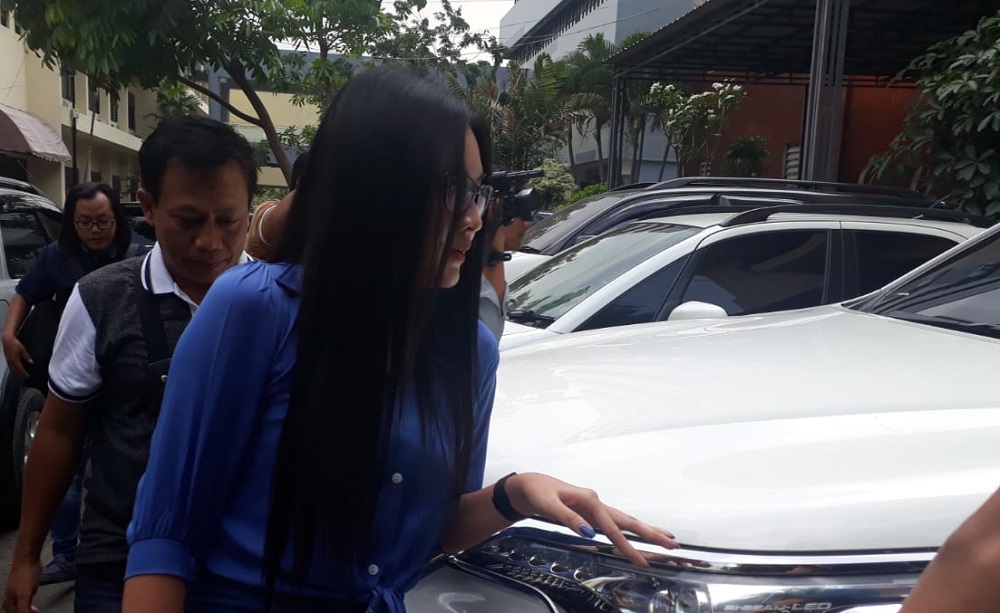 Nella Kharisma usai diperiksa penyidik Polda dalam kasus kosmetik ilegal.
