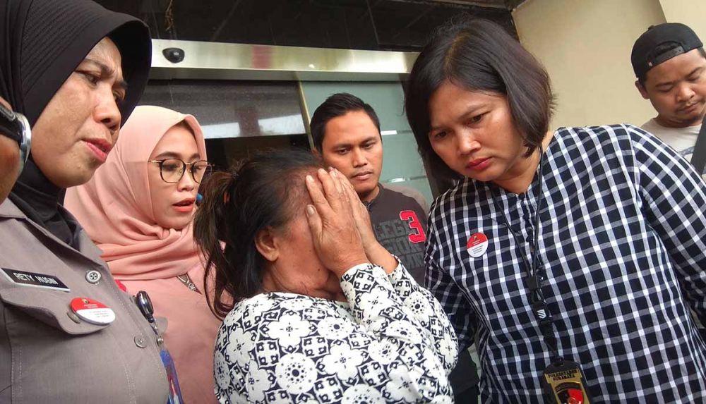 Nenek-nenek penyedia kamar kencan untuk PSK diamankan di Mapolrestabes Surabaya