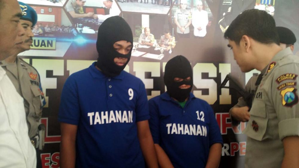 Kapolres Pasuruan AKBP Rofiq Ripto Himawan menginterogasi nenek pengedar pil koplo