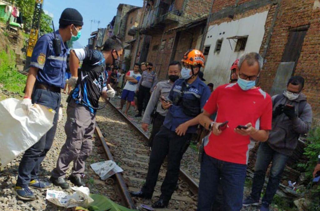 Petugas mendatangi lokasi nenek tewas tertabrak kereta api
