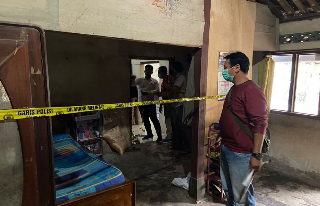 Polisi melakukan identifikasi di TKP nenek tewas dicangkul cucunya