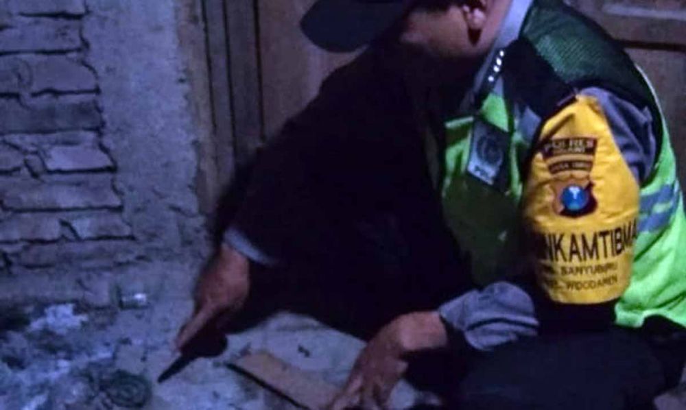 Polisi menunjukkan bekas obat nyamuk bakar yang diduga menjadi penyebab terbakarnya korban hingga tewas