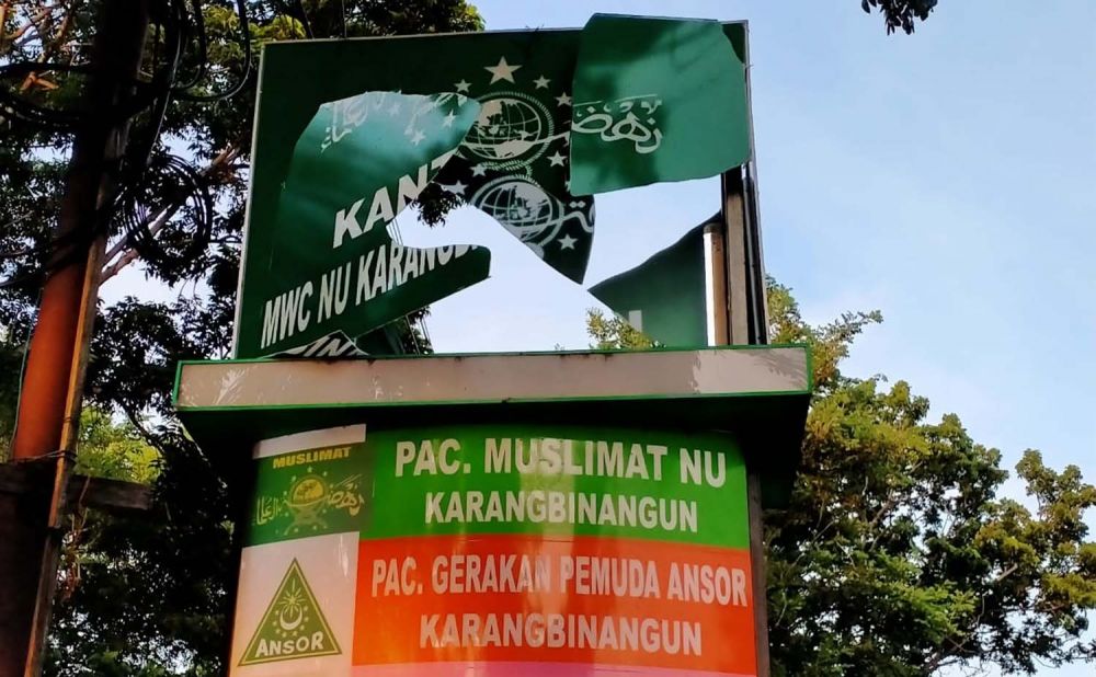 Neon boks di Kantor MWC Karangbinangun, Lamongan pecah (Foto: akun Twitter Sakarepku @dulurlanang)