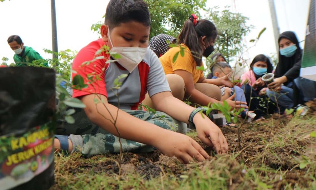Nevan saat menanam 100 bibit pohon jeruk kingkit di Taman Hutan Raya Lempung, Sambikerep, Surabaya