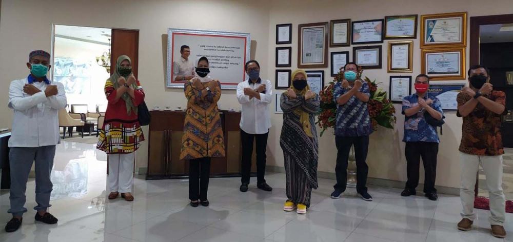 Wali Kota Batu Dewanti Rumpoko bersama jajaran komisaris dan direksi Malang Post (Foto: Istimewa)