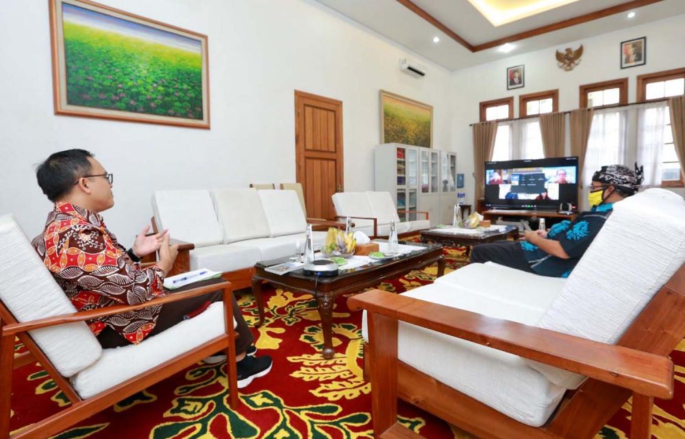 Bupati Banyuwangi Abdullah Azwar Anas saat menjadi panelis dalam webinar pariwisata