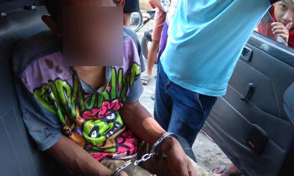 AJ saat diborgol untuk dibawa ke Mapolsek Paron, Polres Ngawi