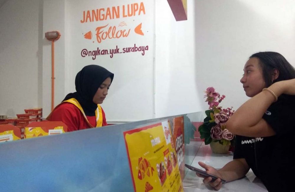 Ngikan hadir di Surabaya dengan menu nasi liwet ikan nila serta tiga jenis sambal