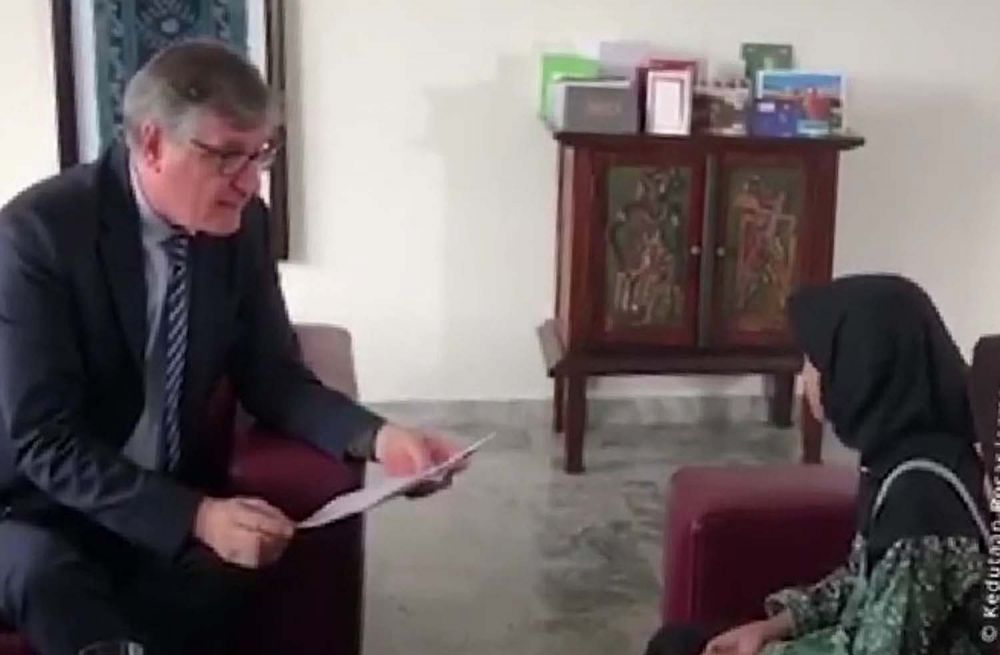 Aeshnina Azzahra saat bertemu Duta Besar Jerman untuk Indonesia Peter Schoof (Foto: Tangkapan layar video DW/Kedubes Jerman Indonesia yang beredar)