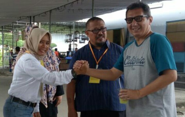 Ning Ita (kiri) saat membesuk dr Bagoes di Lapas Porong beberapa waktu lalu (foto: Istimewa)