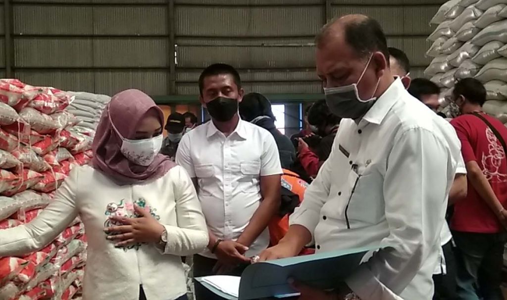 Wali Kota Mojokerto Sidak Beras Bansos di Bulog, Ini yang Ditemukan