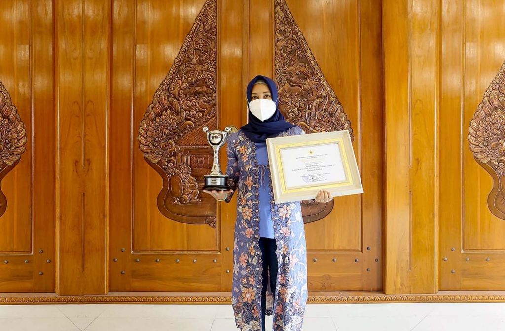 Wali Kota Mojokerto Ika Puspitasari atau Ning Ita menunjukkan penghargaan APE 2021 dari Kementerian PPPA