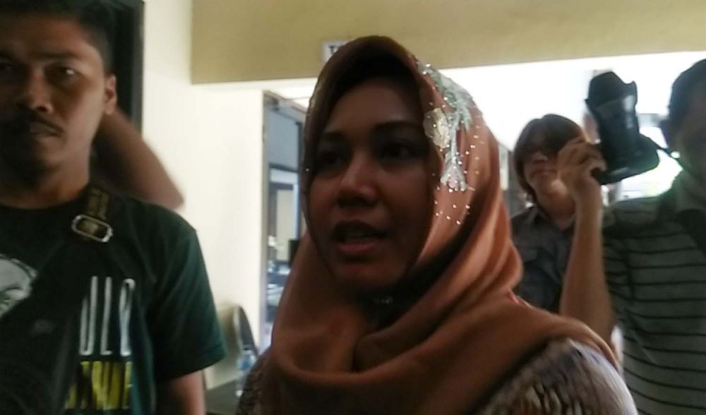 Wali Kota Mojokerto Ika Puspitasari usai diperiksa KPK di Mapolres Mojokerto Kota