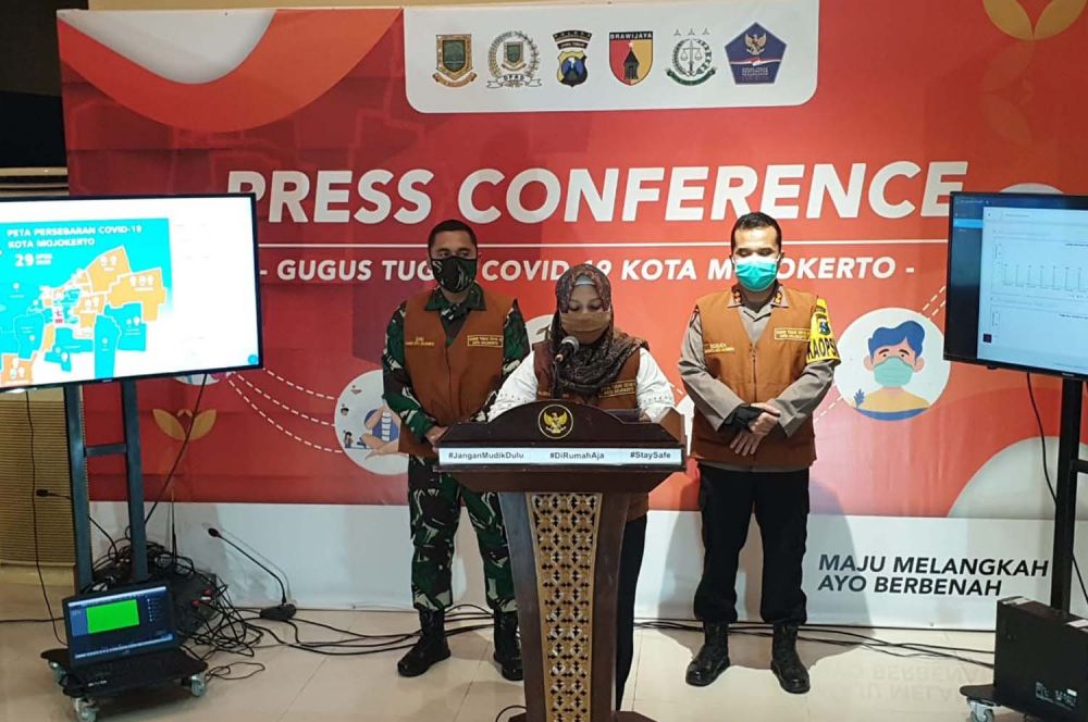 Wali Kota Mojokerto, Ika Puspitasari (tengah)