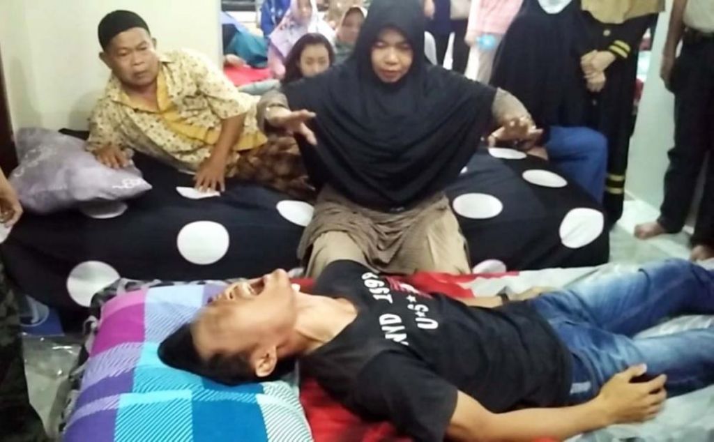 Ningsih Tinampi saat mengobati pasien sebelum Pandemi Covid-19 melanda Indonesia