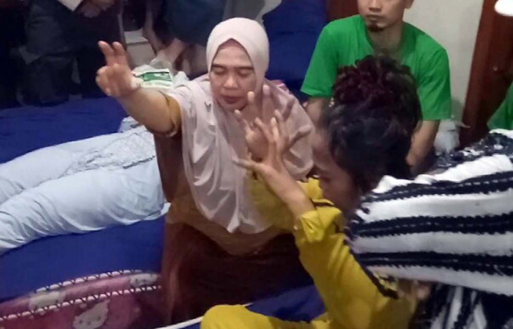 Ningsih Tinampi saat mengobati pasiennya