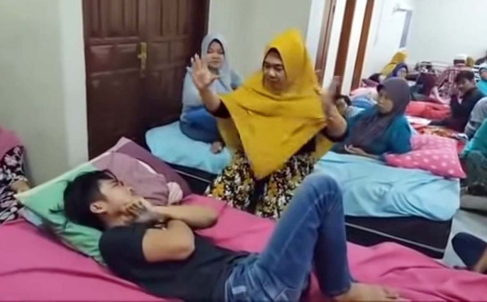 Ningsih Tinampi melakukan percakapan dengan pasien yang kerasukan anak buah dajal terkait kerusuhan di Indonesia