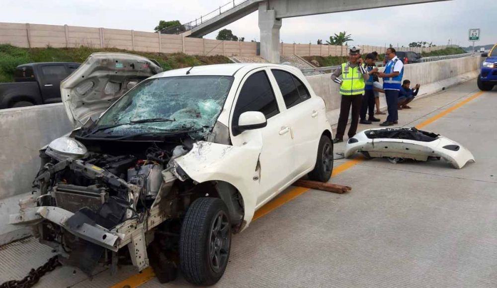 Nissan March rusak parah setelah tabrak truk di Tol Pandaan-Malang
