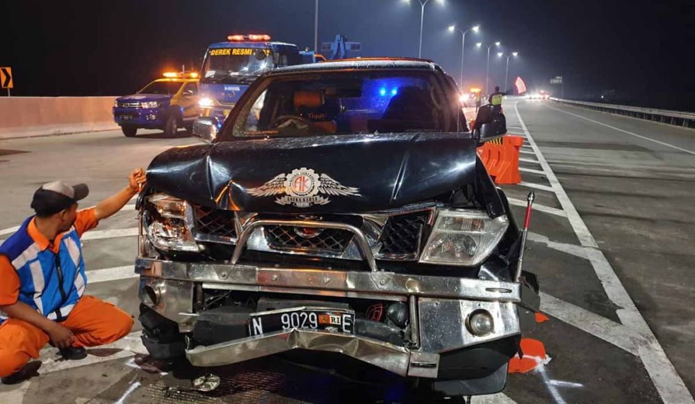 Moobil Nissan Navara ringsek tabrak pembatas Jalan Tol Pandaan-Malang