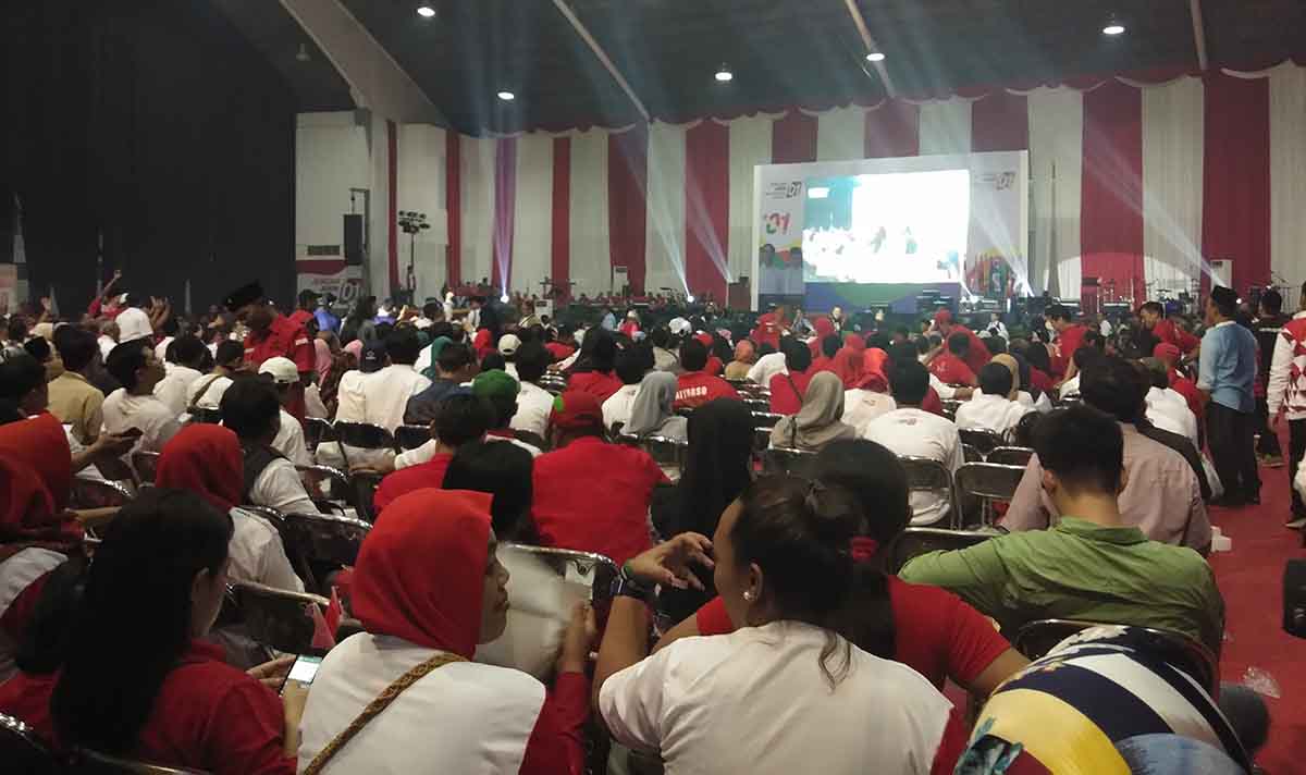 Ribuan orang pendukung Jokowi mengikuti nobar di JX International 