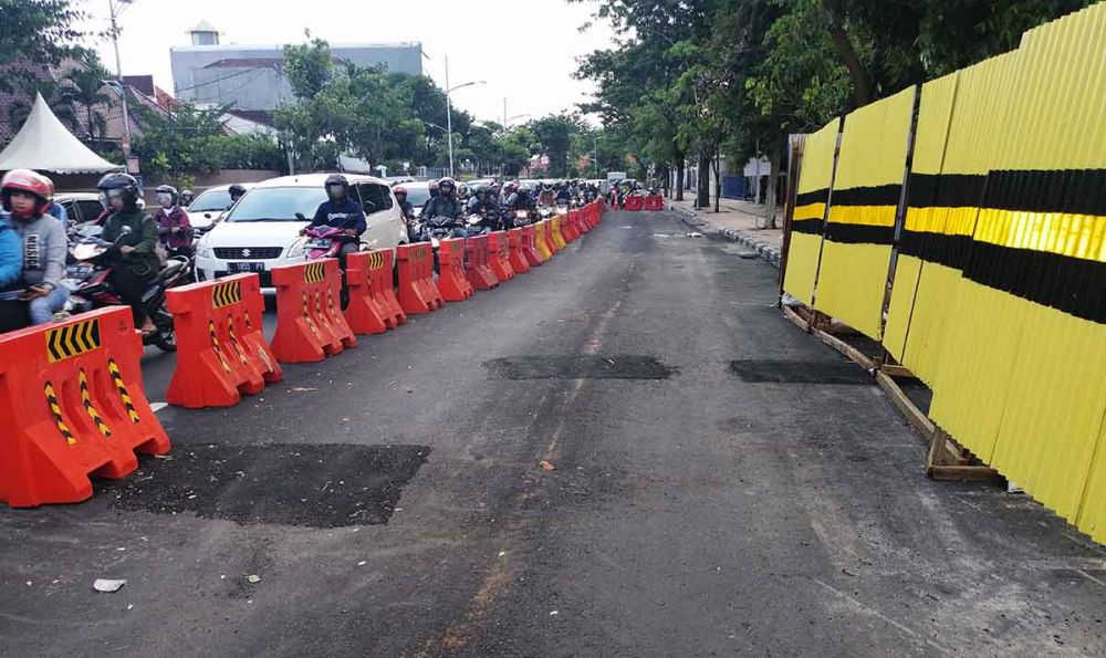 Retakan di Jalan Raya Gubeng sisi barat yang sudah ditambal