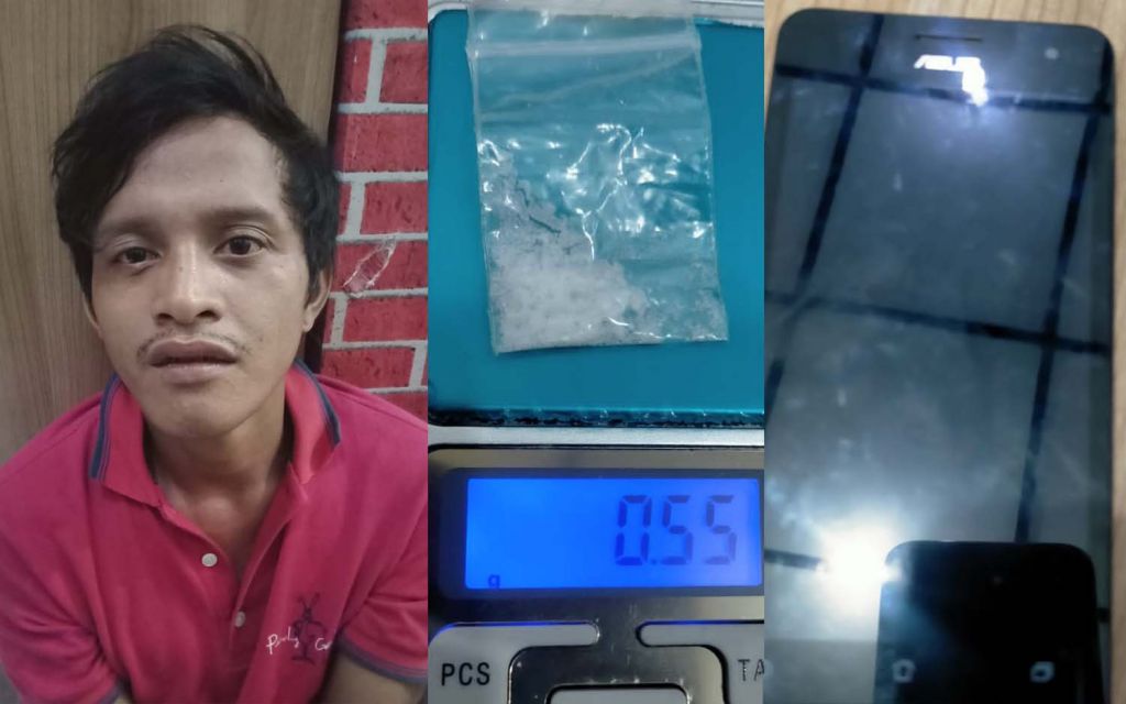 Kolase tersangka Fiski, sabu dan HP hasil rampasan diamankan di Mapolsek Bubutan, Surabaya