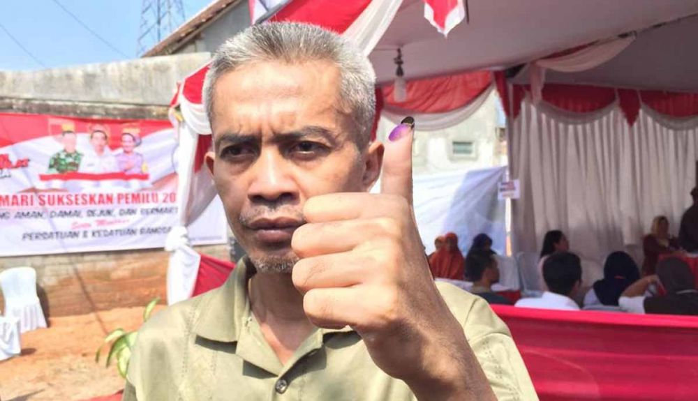 Wahyudiono menunjukkan jarinya yang bertinta usai mencoblos di TPS 008 Tanggung, Kecamatan Kepanjenkidul, Kota Blitar