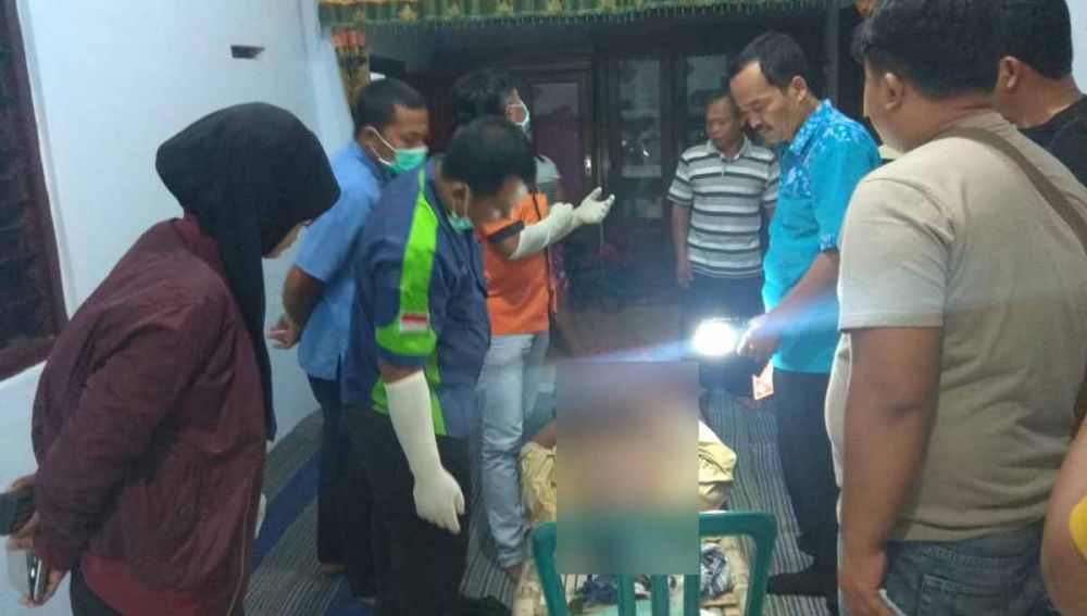 Polisi melakukan identifikasi penderita gangguan jiwa yang tewas