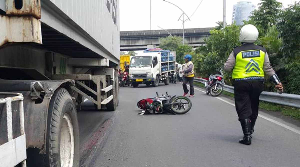 Polisi mengamankan lokasi driver ojek online tewas terlindas truk trailer 