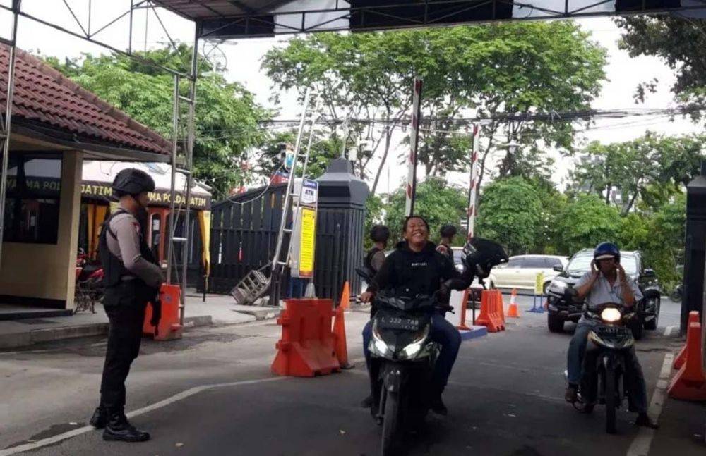 Pengamanan di Mapolda Jatim diperketat pascaledakan bom bunuh diri di Mapolrestabes Medan, Rabu (13/11) (Foto: Republika/Dadang Kurnia)