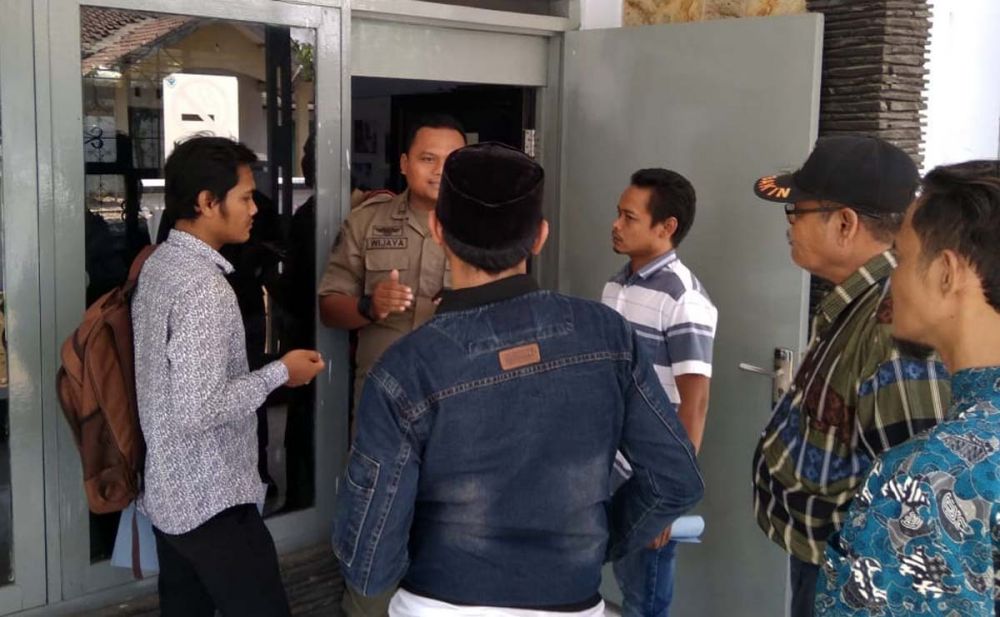 Warga Lurug Kantor Satpol PP Jombang Laporkan Oknum Pebinor