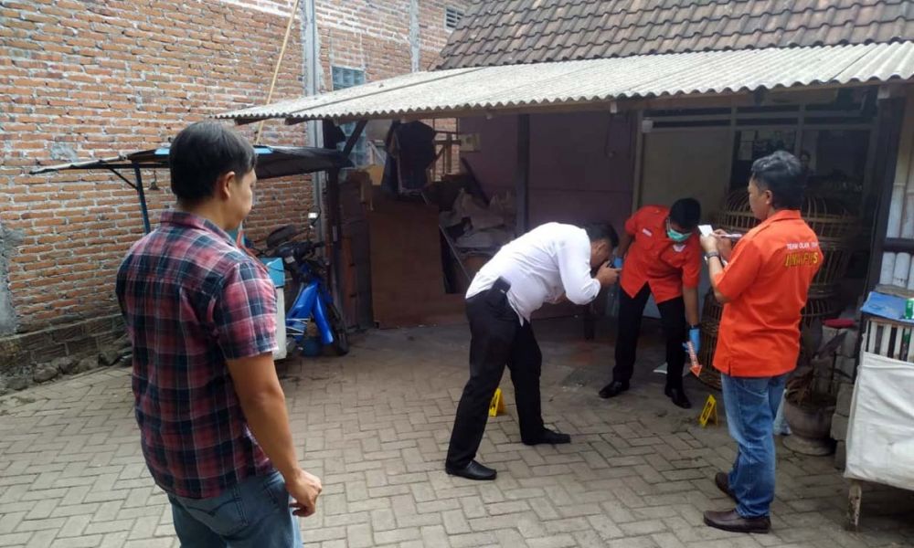 Tim Identifikasi Polres Tulungagung melakukan olah TKP di lokasi ditemukanya kucing mati diduga dicekoki miras