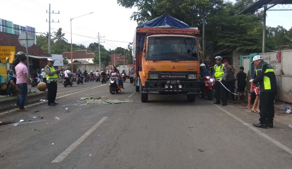 Anggota Unit Laka Satlantas Polresta Banyuwangi melakukan olah TKP di lokasi kecelakaan