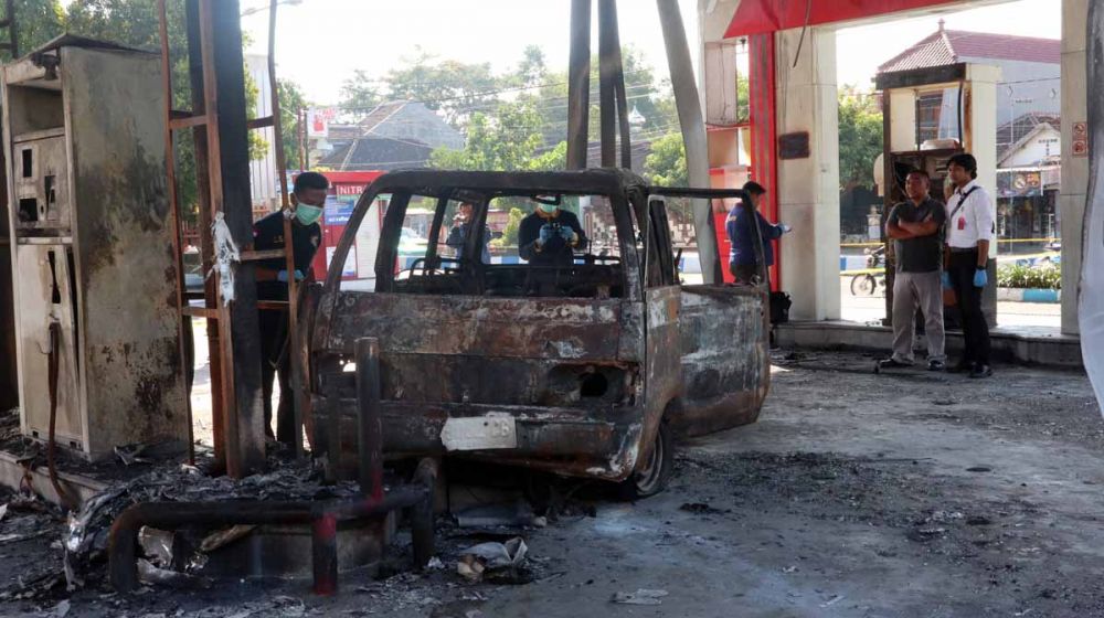 Tim Labfor melakukan olah TKP di SPBU Sinduro Ponorogo yang terbakar