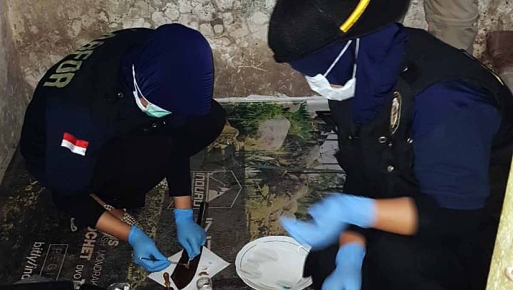 Tim Labfor Polda Jatim melakukan olah TKP di rumah salah satu pelaku